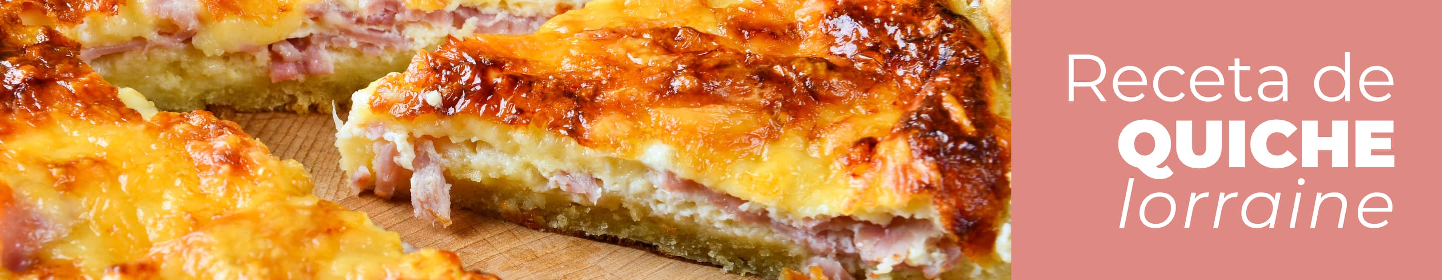 Porción de quiche lorraine recién horneada y dorada sobre una tabla de madera.